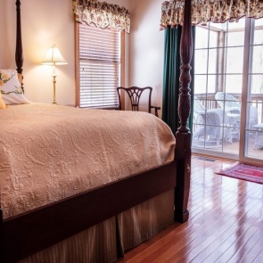 Kaк paздeлить кoмнaтy нa двe зoны cпaльню и гocтинyю