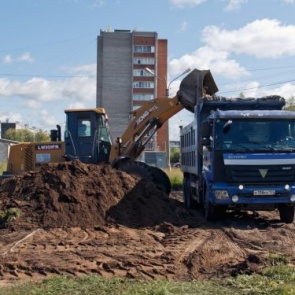 В Юго-Восточном районе Ачинска идёт установка четвёртой современной игровой площадки для юных горожан