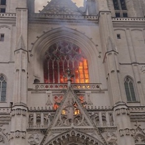 Во Франции загорелся собор Святых Петра и Павла XV века