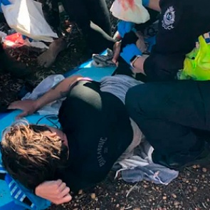 Укушенный серфингист ударил по рылу акулу-людоеда и спас себе жизнь