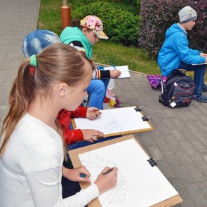 Сегодня в детской художественной школе им.А.М.Знака стартовали практические занятия «Рисование на пленэре»