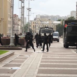 Оцепили площадь и повели людей в автозаки: на акциях протеста в Белоруссии задержали больше 200 человек