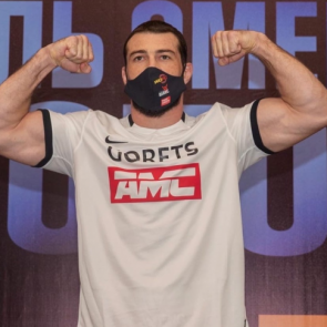 «В UFC избыток российских бойцов»: в команде красноярского бойца объяснили, почему он выступил за Армению