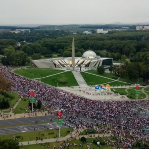 В Минске на митинг вышло сто тысяч человек, сотни людей задержаны. Милиция обещает применить силу