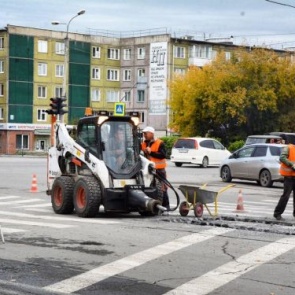 Дорожные службы Ачинска приступили к обустройству «островков безопасности» на трех городских перекрестках