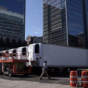 Сотни тел умерших во время пандемии в Нью-Йорке оставили в холодильниках с весны