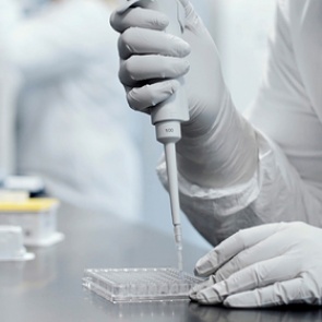 Американская вакцина от коронавируса показала 100-процентную эффективность