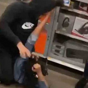 Девушка подралась в магазине за PlayStation 5 и была нокаутирована