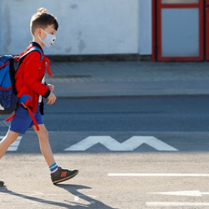 Ученый рассказал об опасности новой мутации коронавируса для детей