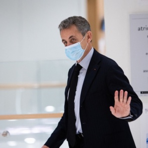 Экс-президент Франции получил реальный тюремный срок за коррупцию