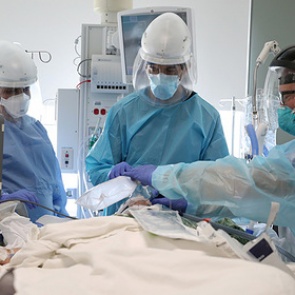 В США 2020 год назвали самым смертоносным в истории страны