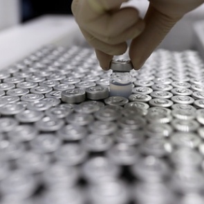 США выступили за отказ от патентов на вакцины от COVID-19