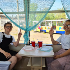 В День защиты детей на улицы Ачинска выехал трамвай желаний