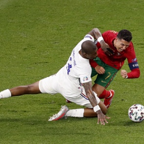 Дубль Роналду принес Португалии ничью с Францией в матче Евро