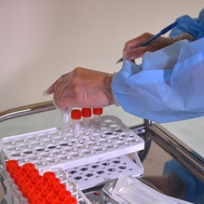 Ученый объяснил желание США собрать биоматериалы россиян