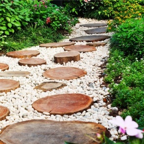 Как сделать дорожку из спилов дерева своими руками