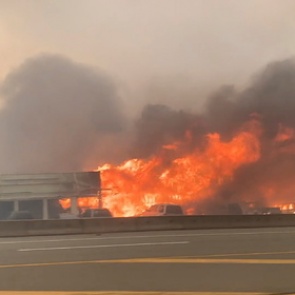 Лесной пожар уничтожил 90 процентов города в Канаде