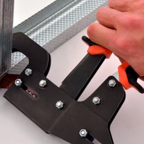 Каркас из металлопрофиля под гипсокартон: нюансы монтажа