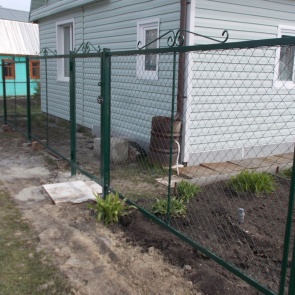 Как сделать сетку-рабицу непрозрачной: 8 доступных идей