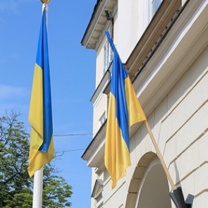 Киев ввел санкции против сотни украинцев