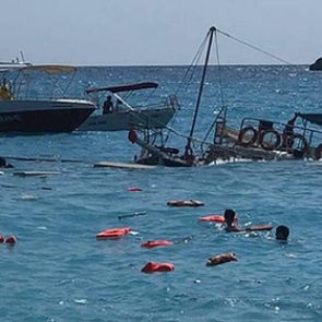 В Турции затонула яхта с 35 туристами