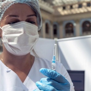 Франция призвала ЕС не признавать вакцины от коронавируса из России и Китая