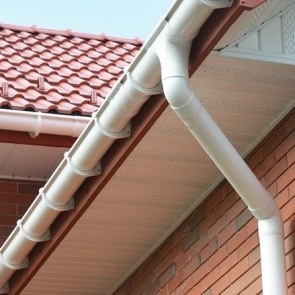 Как установить водостоки, если крыша уже покрыта: 4 возможных способа