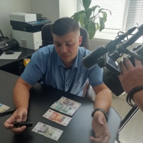 Начальник ОЭБиПК МО МВД России «Ачинский» Владимир Муковоз рассказал гражданам, как отличить подлинную купюру от фальшивой