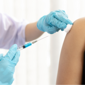 В Ачинске стартовала прививочная кампания для работников, подлежащих обязательной вакцинации