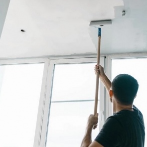 Как быстро смыть побелку с потолка: 4 лучших способа