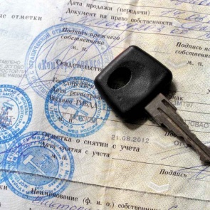 В договоре купли-продажи и ПТС разные фамилии. Что делать, если откажут в регистрации автомобиля?