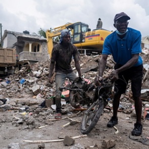 Число погибших во время землетрясения на Гаити превысило 2 тысячи