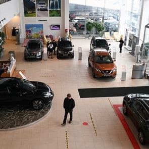 Российским водителям посоветовали отложить на год покупку нового автомобиля