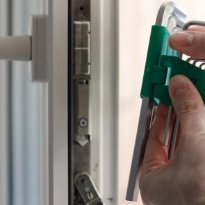 Что делать, если не закрывается пластиковая дверь на балкон: 5 решений разных проблем