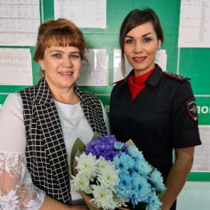 В Ачинске полицейские поздравили своих первых учителей с праздником