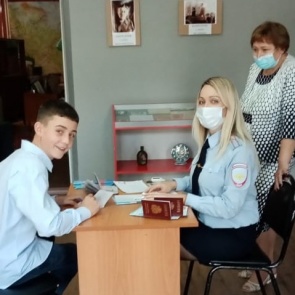 Юным ачинцам в торжественной обстановке вручили паспорта