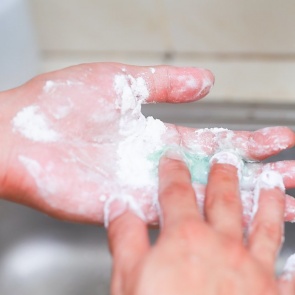 Как и чем отмыть монтажную пену с рук и одежды
