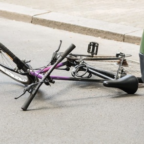 Ребёнок въехал в автомобиль: это ДТП? Кто виноват, кто и как оплачивает ущерб?