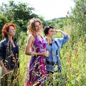 Прелести деревенской жизни в комедии «Бабий бунт, или Война в Новосёлково» на «Доме кино»