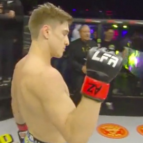 Непобежденный боец MMA нокаутировал соперника за 13 секунд