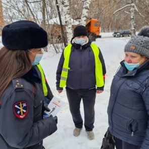 Полицейские и дружинники Ачинска поговорили с гражданами о схемах обмана