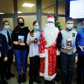 Юные ачинцы получили главный документ из рук Полицейского Дед Мороза