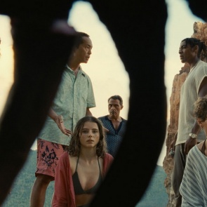 Время (2021) - туристы попадают на пляж, где время течет пугающе быстро. Триллер М. Найта Шьямалана по швейцарскому комиксу