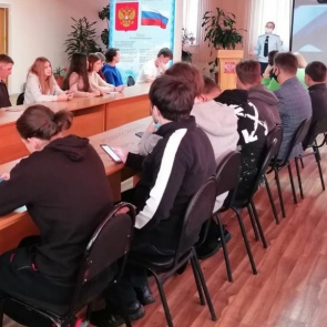 Госавтоинспекторы в Ачинске провели виртуальную экскурсию в ДПС для будущих юристов