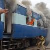 На юге Индии поезд загорелся во время движения