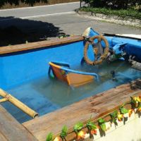 Немецкая полиция поймала компанию в самодельной машине-бассейне