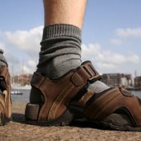 Носки с сандалиями признали главным модным недоразумением всех времен