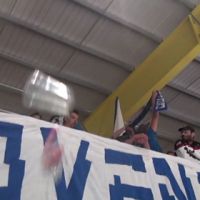 Швейцарские болельщики забросали бутылками хоккеистов ЦСКА